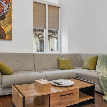 Historic 2br With Balcony Near Old Town Apartment *
