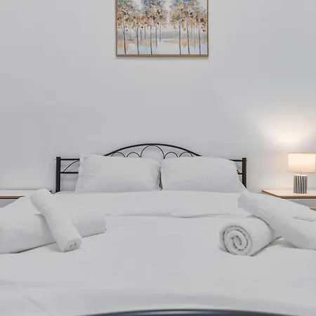 2br With Balcony - Near Old Town Apartment *