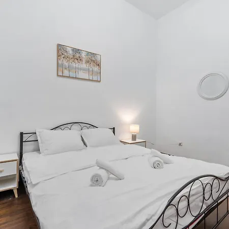 Apartment 2br With Balcony - Near Old Town *