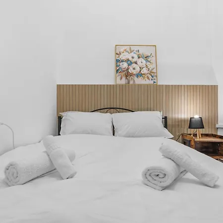 2br With Balcony - Near Old Town Apartment