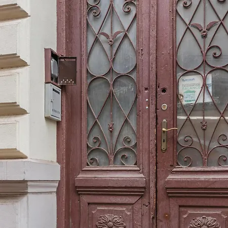 2br With Balcony - Near Old Town Apartment