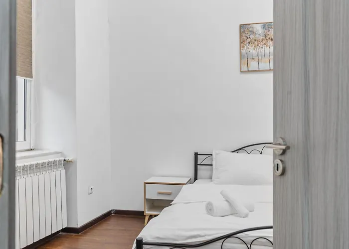 Charming 2-bedroom With Balcony Near Old Town Apartamento Bucareste