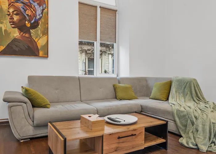 Charming 2-bedroom With Balcony Near Old Town Apartment *