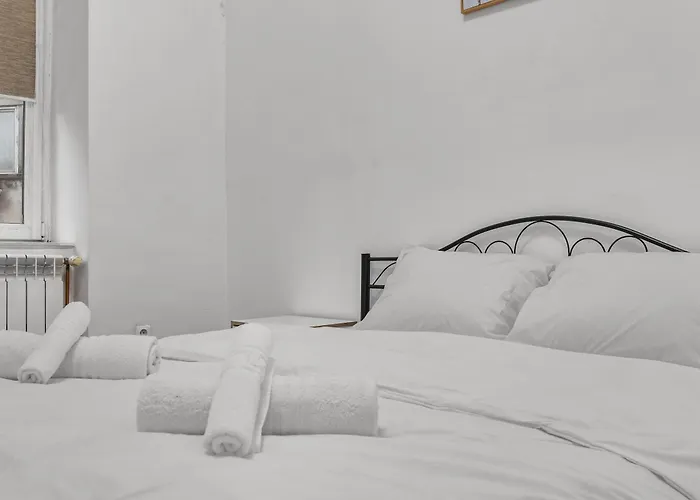 Charming 2-bedroom With Balcony Near Old Town *