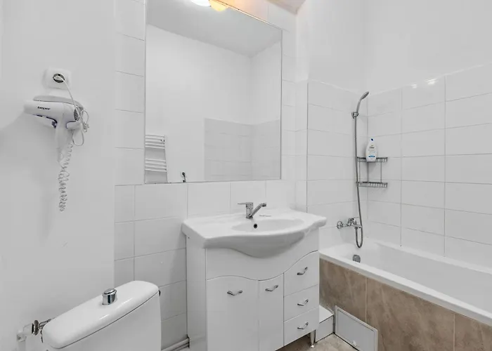 Charming 2-bedroom With Balcony Near Old Town