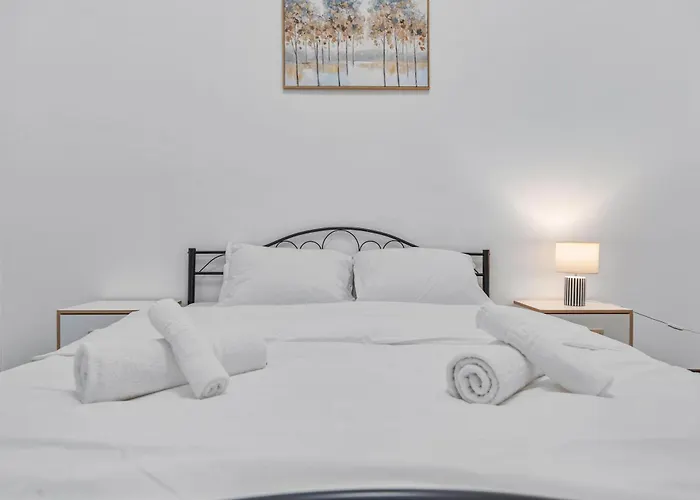 Charming 2-bedroom With Balcony Near Old Town Апартаменты *