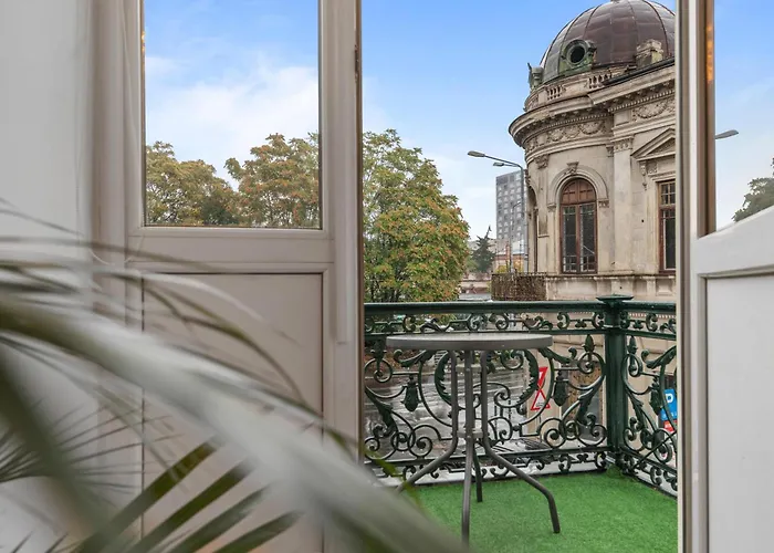 Charming 2-bedroom With Balcony Near Old Town Бухарест